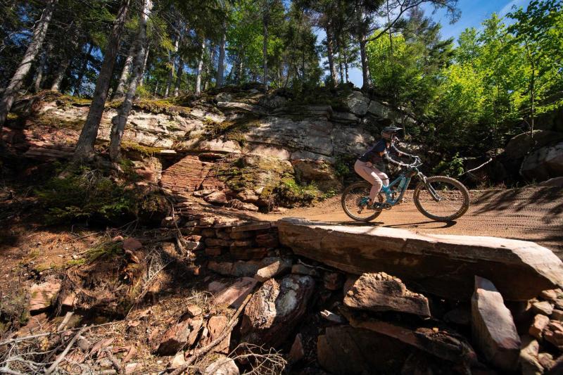 Quand un média spécialisé en vélo de montagne parle de nos sentiers comme étant parmi les plus spectaculaires qu'il ait vus... On ne peut qu'être fiers ! Quand un média spécialisé en vélo de montagne parle de nos sentiers comme étant parmi les plus spec